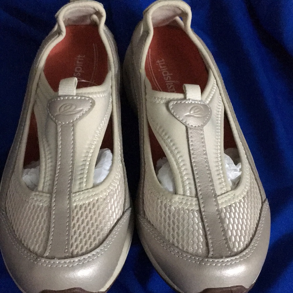 EASY SPIRIT (NEW) WITH OUT TAG SIZE 8 M BEIGE COLOR SLIP ON